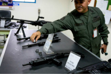 ¡QUÉ BELLEZA! En dólares vendían en la DAEX el combo de armas