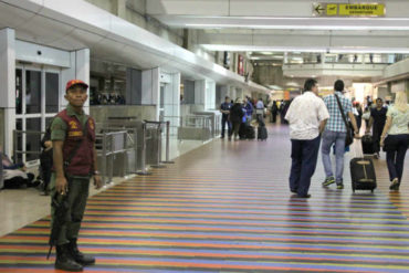 ¡VÉALO! Mujer se desnudó en pleno aeropuerto de Maiquetía (+Video)