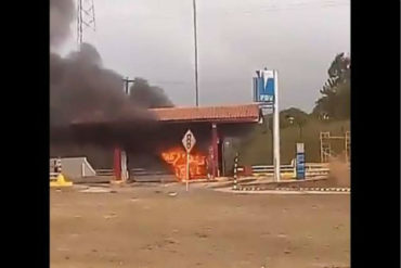 ¡VÉALO! Un carro se incendió en estación de gasolina en Bolívar (+Video)