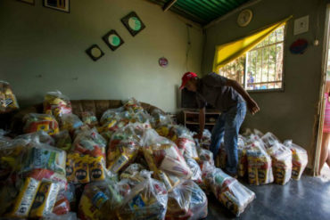 ¡DOSIS DE PATRIA! Habitantes de Caricuao reciben cajas Clap abiertas y con menos productos