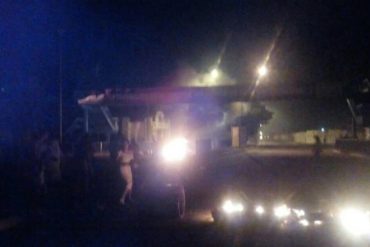 ¡CLAMOR POR EL HAMBRE! Reportan protesta nocturna en Vargas para exigir cajas Clap (fotos)