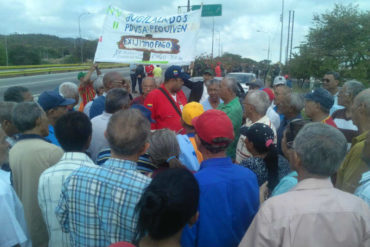 ¡SEPA! Jubilados de Pdvsa se armaron de valor y protestaron frente a la refinería El Palito de Puerto Cabello