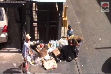 ¡QUÉ DOLOR! “Siempre encuentro torta o arroz”: Hombre busca comida en la basura junto a su hija