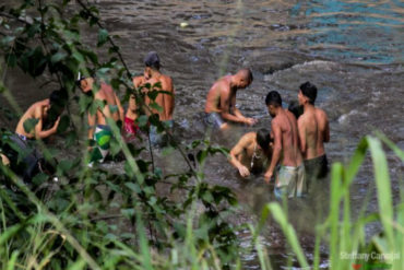 ¡TERRIBLE! Entre excrementos y basura: Venezolanos entran al río Guaire en busca de oro (+Fotos repugnantes)