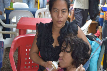 ¡MEDIDAS DESESPERADAS! Causas de la diáspora: madre venezolana cruza la frontera en busca de anticonvulsivos para su hija