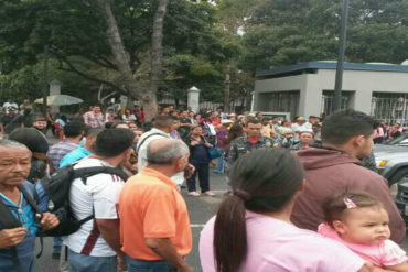 ¡ALERTA! Protestaron en Gato Negro por alza del pasaje para La Guaira (+Fotos)