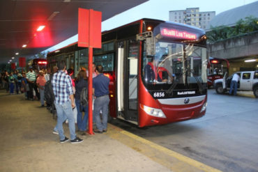 ¡VÉALO! Así transitó un Metrobús en plena autopista Gran Mariscal de Ayacucho (+Video)