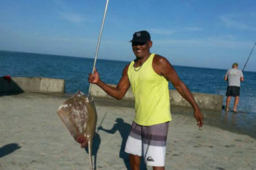 ¡LAMENTABLE! Tragedia en Vargas: Profesor de 75 años murió ahogado al lanzarse al mar para salvar a tres jóvenes