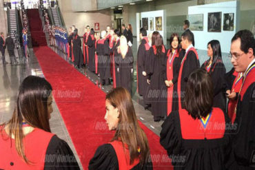 ¡MÍRELO! Con alfombra roja: así esperan a Maduro los magistrados del TSJ para apertura del año judicial (+Foto)