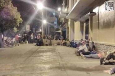 ¡INDIGNANTE! Más de 600 abuelos duermen frente al Banco Bicentenario en Puerto La Cruz para cobrar pensión