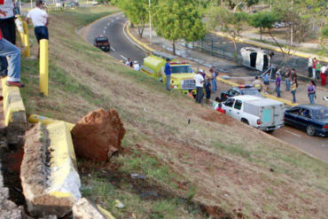 ¡TERRIBLE! Dos hermanos mueren al caer carro del elevado La Limpia en Maracaibo