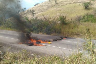 ¡SIN MIEDO! Jóvenes de la resistencia trancaron vías del estado Táchira este martes #13Feb (+Fotos)