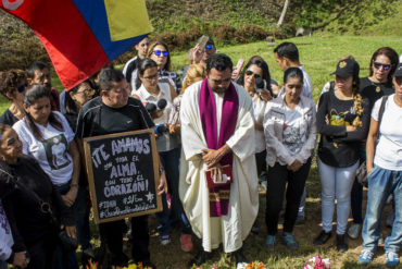 ¿QUÉ LE PARECE? Buses de la vicepresidencia se usaron para trasladar a familiares del colectivo Heyker Vásquez en su entierro