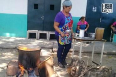 ¡POR FALTA DE GAS! En el liceo donde estudió Chávez preparan la comida con leña (+Foto)