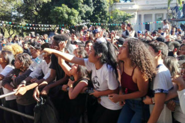 ¡FINGEN DEMENCIA! Chavismo ofrece concierto de “rapeo” para celebrar los “carnavales felices” mientras el pueblo muere de hambre (+Video)