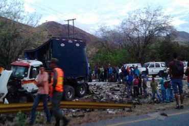 ¡LO ÚLTIMO! Robaron carga de harina de maíz de gandola volcada en la ARC (a la altura de San Joaquín)