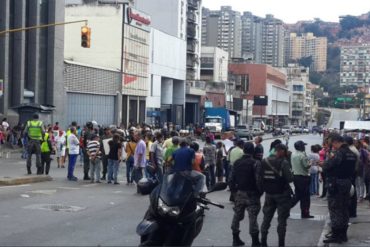 ¡PUEBLO A LA CALLE! Protestan en la Av Baralt por falta de luz (GNB en el sitio)