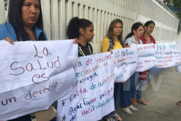 ¡CLAMOR DESESPERADO! Padres de pacientes se encadenan en el Hospital JM de los Ríos por falta de medicamentos (no se la calan)