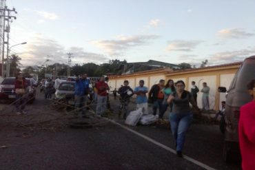 ¡ATENCIÓN! Este #21Feb arman barricadas en las calles de Lara por fallas en el suministro de agua (+Fotos)