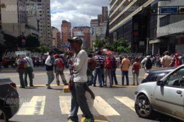¡ENTÉRESE! Trabajadores del Ministerio de Transporte protestaron en la av. Francisco de Miranda (+Video)