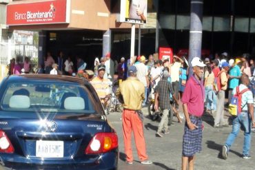 ¡HARTOS! Viejitos se amotinaron frente a la sede del banco Bicentenario de calle Mariño de Cumaná