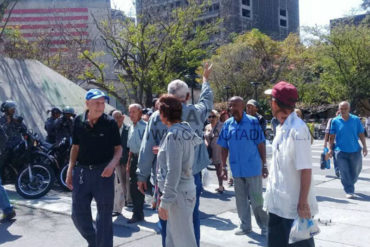 ¡ESTÁN HARTOS! Jubilados y pensionados protestaron por bono alimentación en la plaza La Moneda en Caracas (acudieron al TSJ)