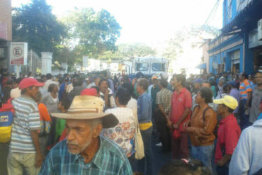 ¡ANCIANOS CANSADOS! Pensionados trancaron las calles de San Juan de los Morros este #20Feb para exigir el pago de sus pensiones