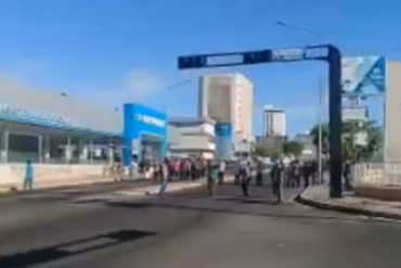 ¡SE ALZARON LOS ABUELOS! Este #21Feb ancianos trancaron avenida de Maracaibo por falta de efectivo (+Video)