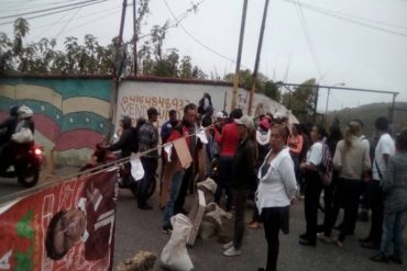 ¡NO SE LA CALAN! Vecinos del sector Cristo Rey de El Junquito protestaron por tener más de tres meses sin agua (+Fotos)