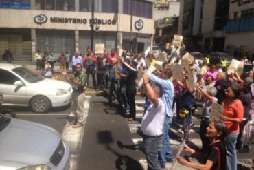 ¡QUÉ ABUSO! La PNB llegó a la avenida Urdaneta para disipar protesta de trabajadores