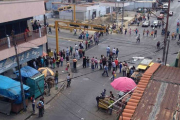 ¡SE MOLESTARON! Abuelitos se amotinaron y salieron a las calles este #21Feb en Aragua para exigir pago completo de su pensión