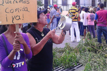 ¡LA GENTE TIENE HAMBRE! Vecinos de Guacara tomaron la calle exigiendo la llegada de las cajas Clap (+Video)