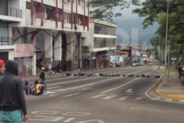 ¡LO ÚLTIMO! En Táchira trancaron calles en protesta contra el Gobierno (dos jóvenes habrían sido detenidos)