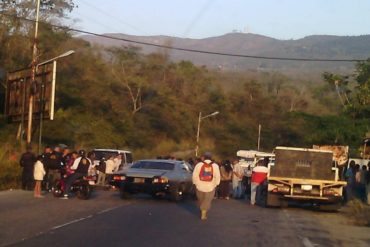 ¡LO ÚLTIMO! Manifestantes trancaron el paso vehicular en Trujillo este #21Feb (exigen comida)