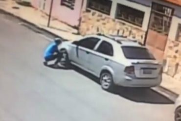 ¡QUÉ HORROR! A plena luz del día: Así se robaron la batería de un carro unos motorizados en Maracay (+Video)