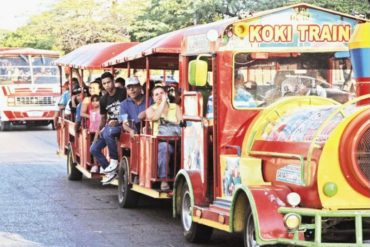 ¡LOGRO REVOLUCIONARIO! Fuerte escasez de transporte público obliga a los usuarios a usar trencitos para niños, grúas y carros fúnebres