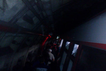 ¡TOTAL CAOS! Usuarios caminaron por túneles del Metro de Caracas por falla en Línea 2