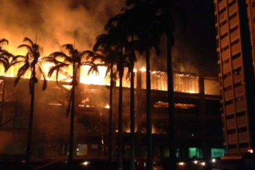 ¡ÚLTIMA HORA! Fuerte incendio consumió un edificio en construcción en Barquisimeto (VIDEOS+FOTOS)