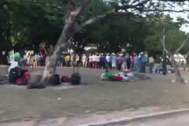 ¡VEA! Venezolanos en Brasil pasan la noche en la calle (la diáspora es indetenible) (+Video)