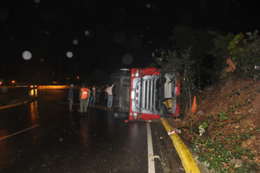 ¡SÉPALO! En plena lluvia se volcó una gandola que transportaba más de 1.000 cajas Clap