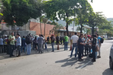 ¡TERRIBLE! En medio del dolor, esto tuvieron que hacer familiares de fallecidos en calabozos de Policarabobo (+Foto)