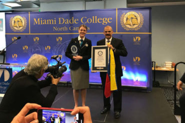 ¡BUENA NOTICIA! Magistrado Alejandro Rebolledo recibió certificado Guinness por clase ininterrumpida de más de 24 horas (+Fotos)