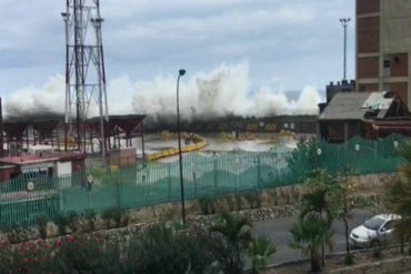 ¡ARRASANDO CON TODO! Ciclón extratropical detuvo la actividad comercial en Vargas (no tienen electricidad)