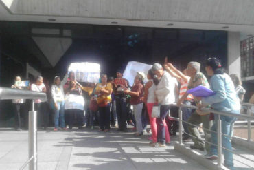 ¡CANSADOS DE LA DESIDIA! Comunidades protestan frente a la Gobernación de Lara para exigir mejoras de todos los servicios