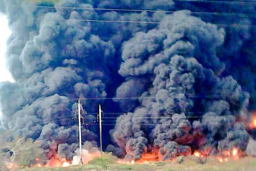 ¡SEPA! Bomberos tardaron más de 12 horas en controlar incendio en campo petrolero de Lagunillas por falta de una espuma especial (+Videos)