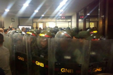 ¡QUÉ ABUSO! Piquete de la GNB irrumpió en comedor de Pdvsa La Campiña para hacer frente a protesta de empleados (+Video)