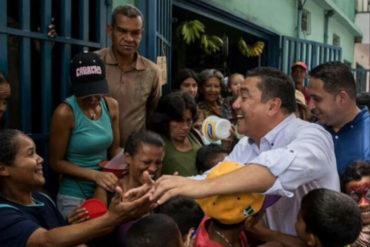 ¡AH OK! Bertucci durante entrega de sopas comunitaria: “Soy el candidato que huele a humo, leña, sopa y calle”