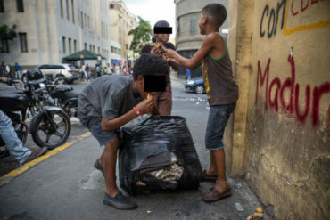 ¡HECHO EN REVOLUCIÓN! Pandillas de niños en Caracas usan armas para asegurar la comida que dejan en la basura