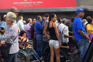 ¡INHUMANO! Pensionados de Guarenas se aguantaron una tremenda cola para cobrar solo la mitad del dinero (+Fotos)