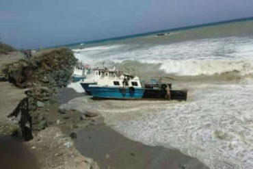 ¡VÉALO! Fuerte oleaje arrastró hasta la orilla de una playa dos remolcadores provenientes de Tacoa (+Fotos)